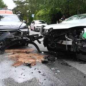 Zwei zerstörte Autos stehen auf der Straße