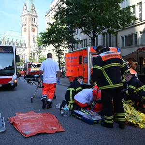 Rettungskräfte versorgen die Verletzten in der Mönckebergstraße