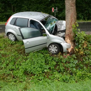 Ein Polizist inspiziert den silbernen Ford.
