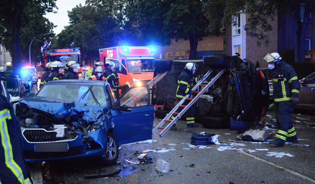 Rettungskräfte am Unfallort in der Lohbrügger Landstraße.
