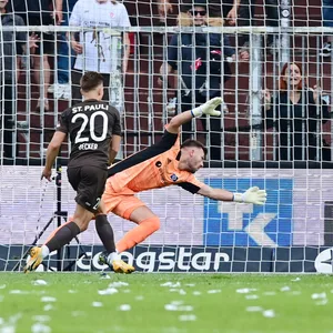 Finn Ole Becker trifft im Stadtderby zum 1:0.