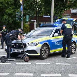 Ein 39-Jähriger fuhr mit dem E-Scooter über eine rote Ampel - und wurde dabei von einem Pkw erfasst.
