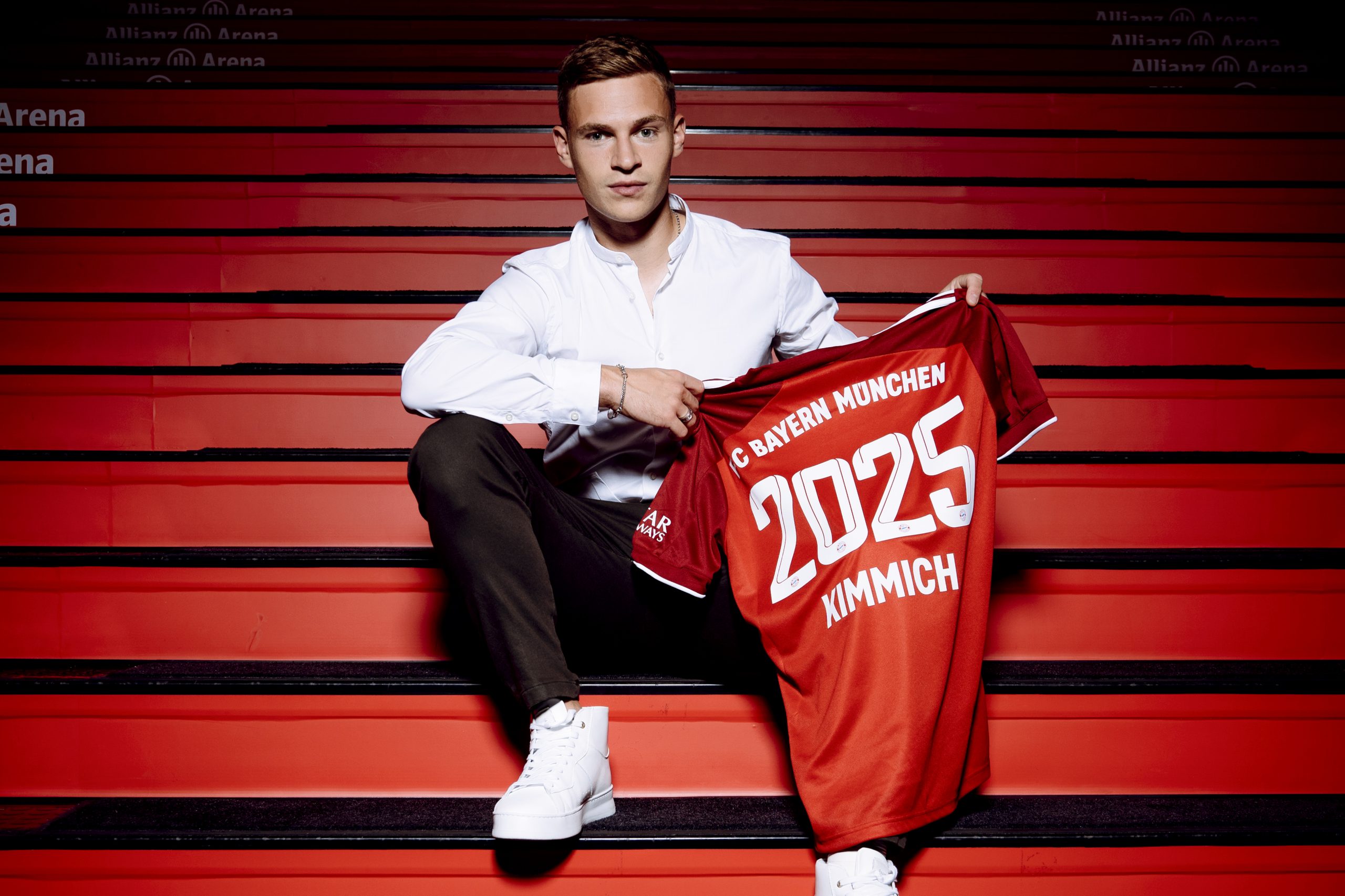 Will noch viele Titel bejubeln: Joshua Kimmich (l.) verlängert beim FC Bayern bis 2025