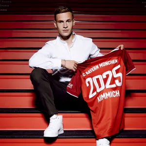 Will noch viele Titel bejubeln: Joshua Kimmich (l.) verlängert beim FC Bayern bis 2025