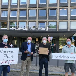 Das Bürgerbegehren "Eisenbahnerviertel retten" vor dem Bezirksamt Eimsbüttel. Derzeit wird das Begehren geprüft.