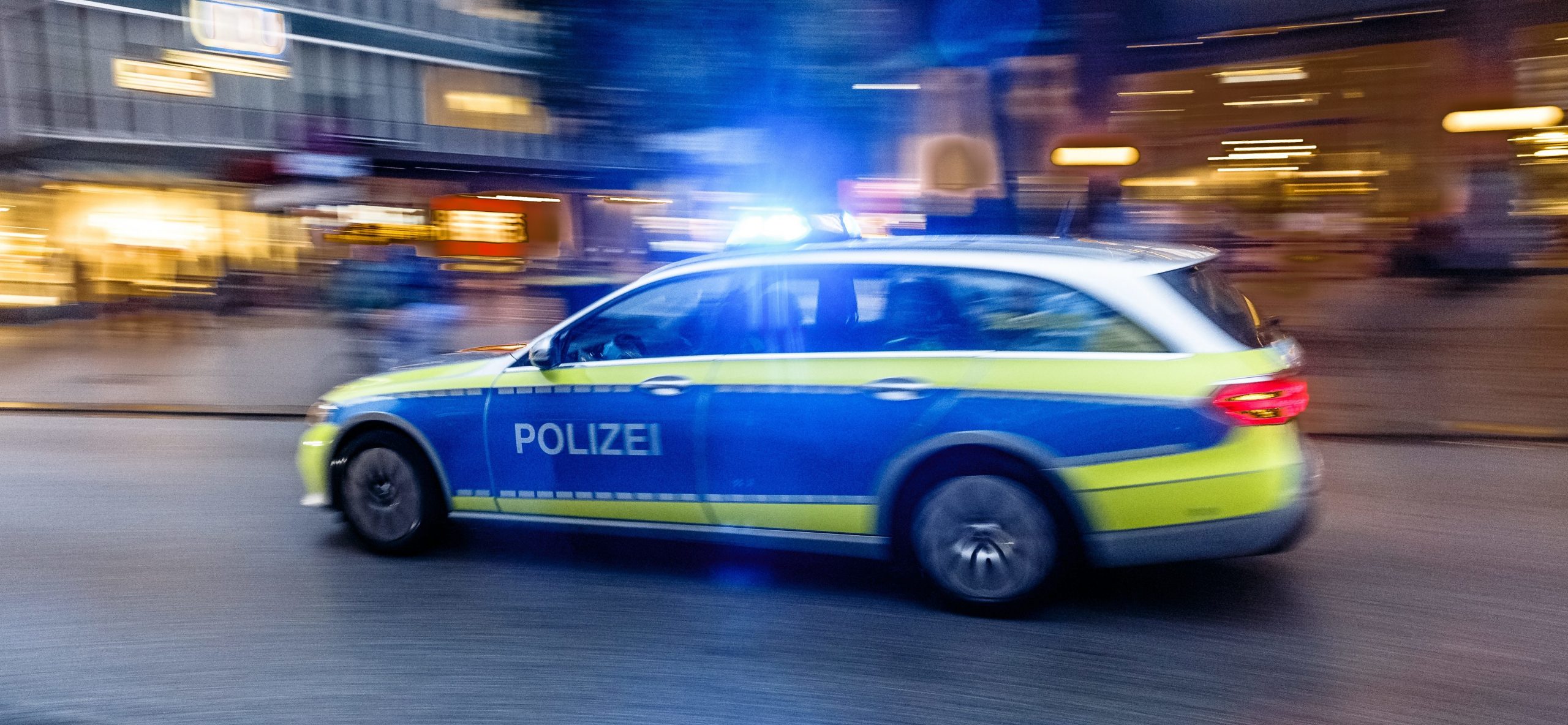 Ein Polizeiwagen rast über eine Straße (Symbolbild).