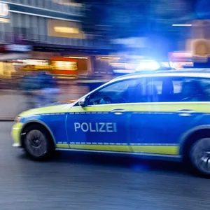14 Streifenwagen fahndeten vergeblich nach dem Täter. (Symbolfoto)