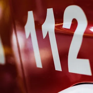 Ein Feuerwehrfahrzeug steht während einer Übung auf dem Hof des Feuerwehrgerätehauses.