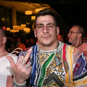 Rapper Gzuz zeigt den ausgestreckten Mittelfinger.