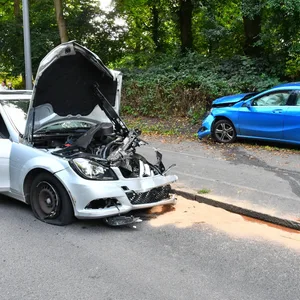 Zwei der an der Unfallserie beteiligten Autos.