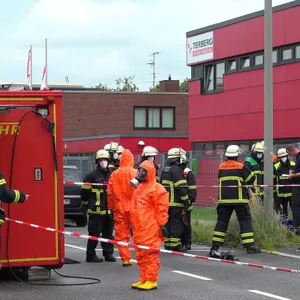 Die Feuerwehr beim Einsatz auf der Veddel.