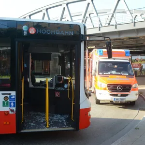 Eine Scheibe des Busses wurde zerstört. Zuvor soll ein Fahrgast den Fahrer attackiert haben.