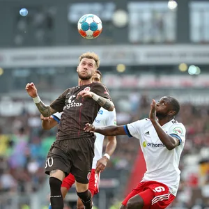 St. Paulis Neuer Marcel Hartel (l.) feierte im Derby einen starken Einstand.