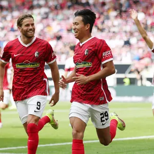 Woo Yeong Jeong (r.) bejubelt seinen ersten Bundesliga-Doppelpack mit dem späteren Freiburg-Torschützen Lucas Höler.