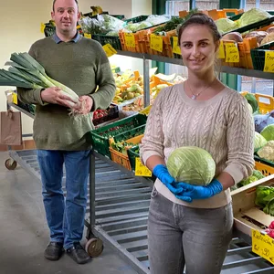 Torsten Stender und Birte Dreves (nur für das Bild kurz ohne Maske) in ihrem Hofladen.