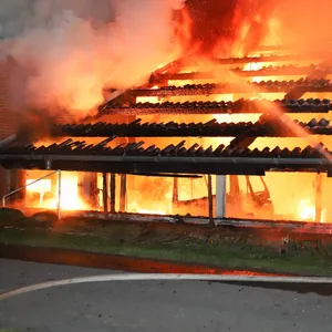 Ein Feuerwehrmann bekämpft die Flammen.