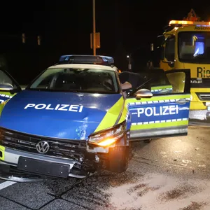 Der Streifenwagen wurde durch den Crash schwer beschädigt.