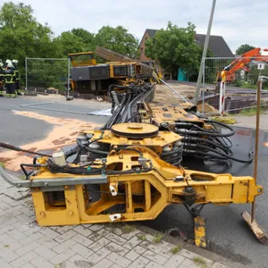 Die Bohrramme liegt quer zur Straße.
