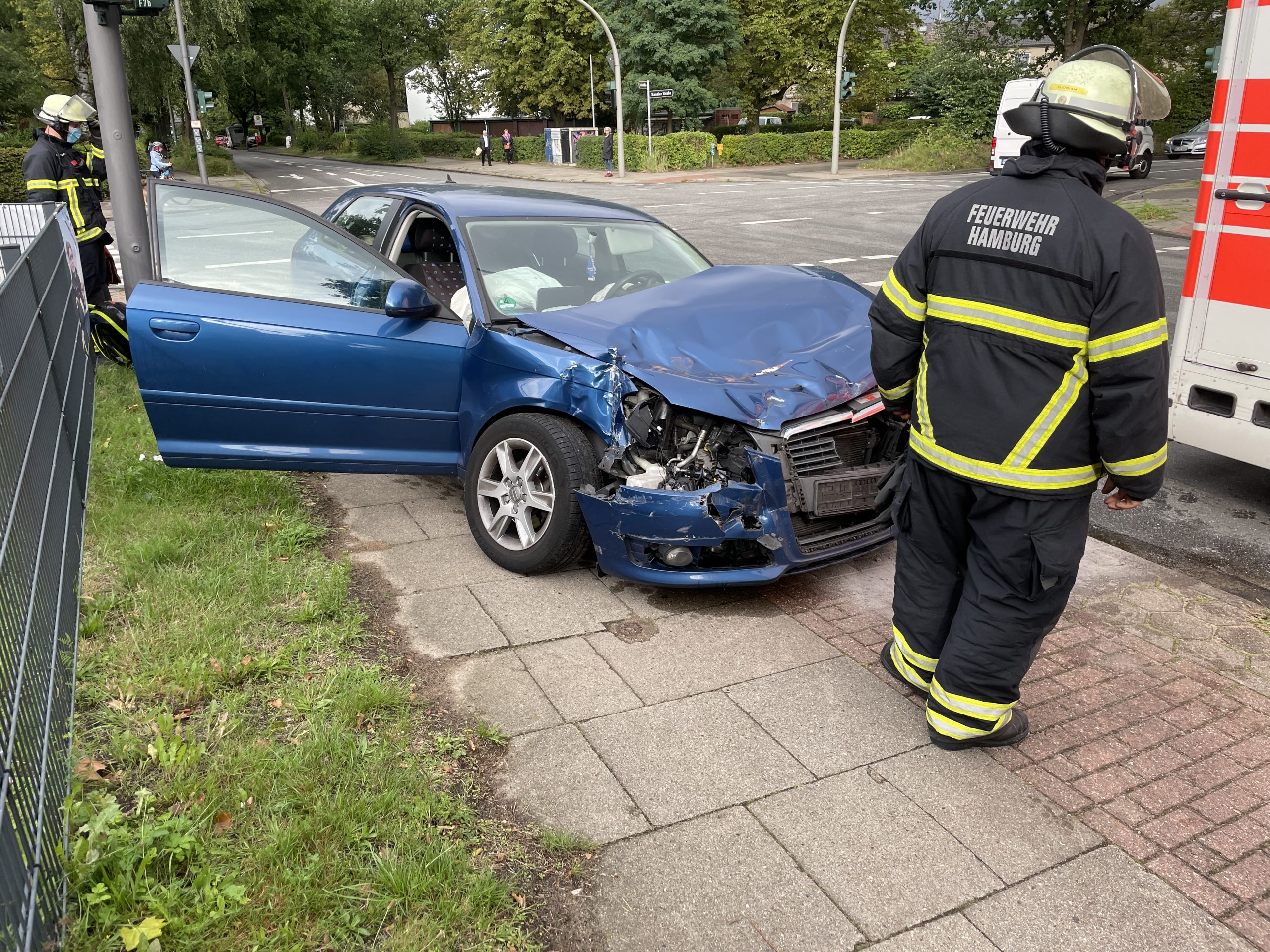 Die zerstörte Front eines Autos in Hamburg-Rahlstedt