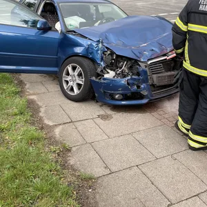 Die zerstörte Front eines Autos in Hamburg-Rahlstedt