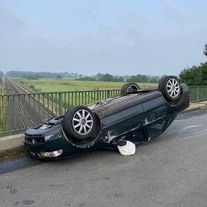 Das Auto blieb nach den Kollisionen auf dem Dach liegen.