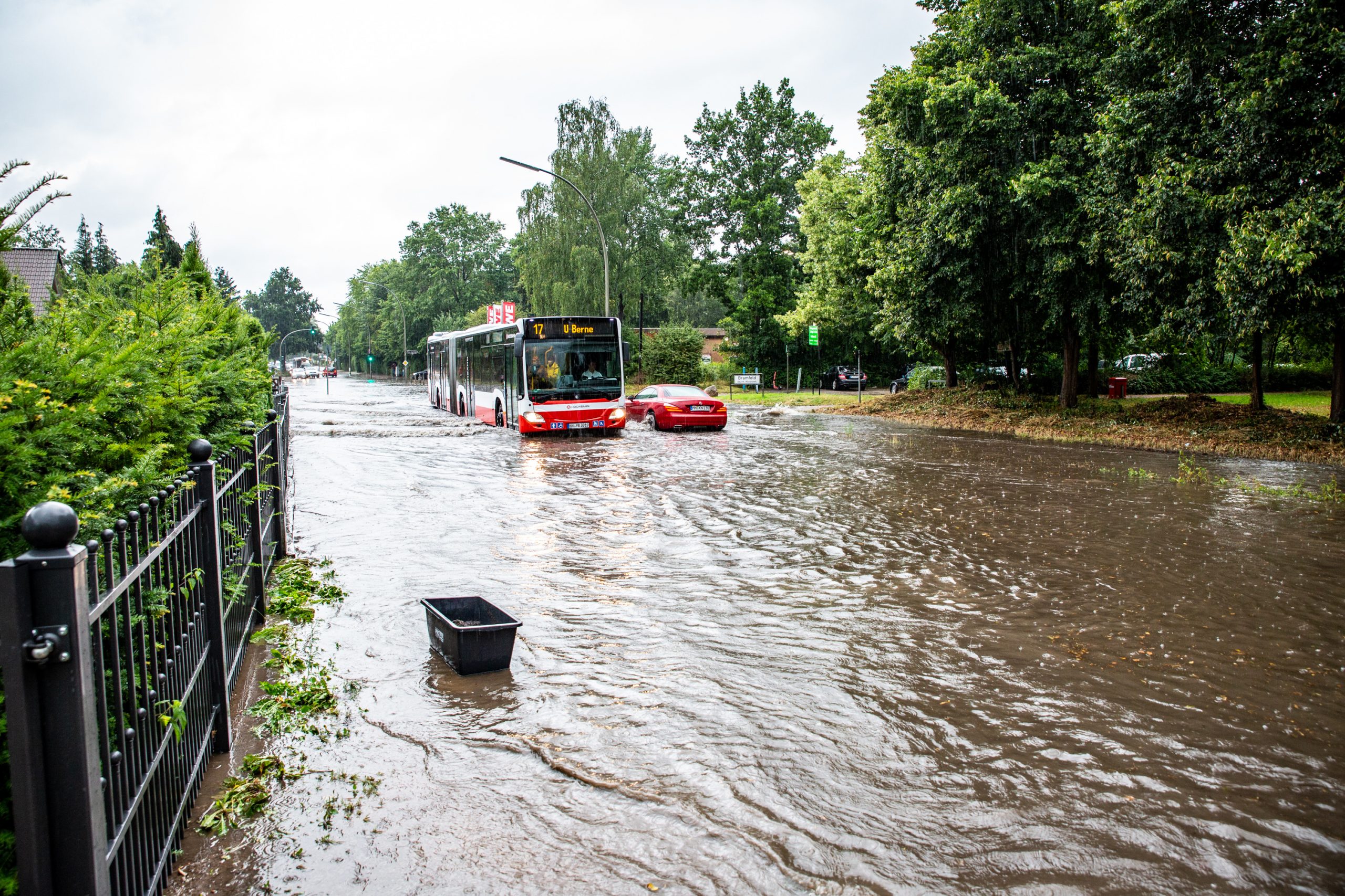 Bus auf überfluteter Straße