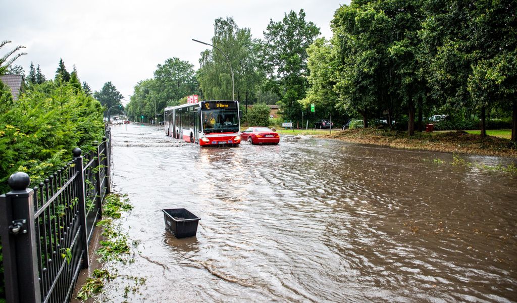 Bus auf überfluteter Straße