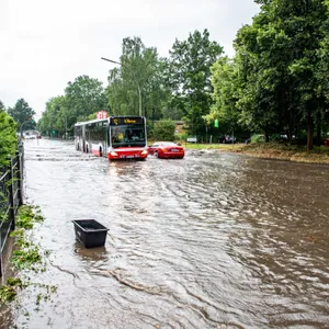 Bus auf überfluteter Straße