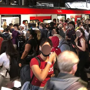 Menschen warten auf eine S-Bahn im Hamburger Hauptbahnhof