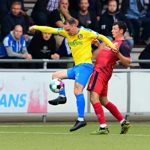 Matthias Sesselmann (BU, l.) im Pokal-Duell mit Norderstedts Jasper Hölscher