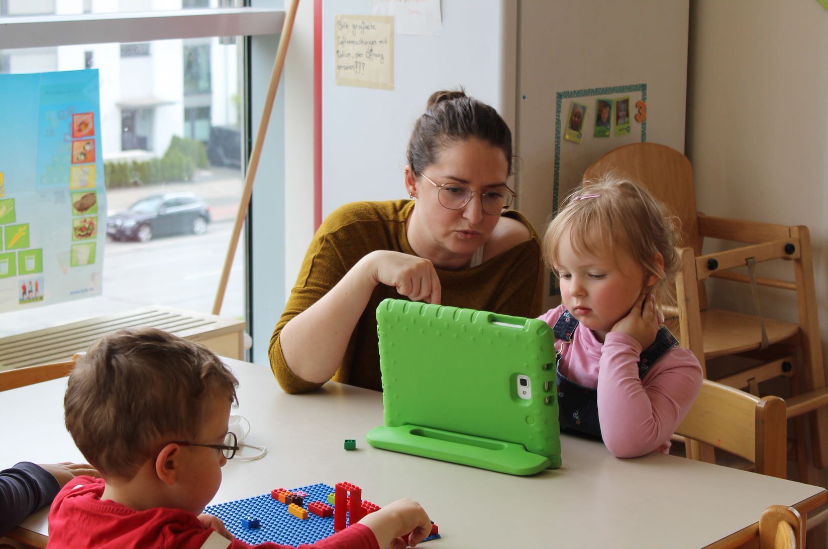 Die Tablet-Nutzung gehört im Kindergarten „Hamburger Meile“ schon längst zum Alltag.