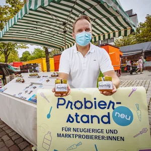 Knut Martensen (51) aus St. Georg ist Langstrecken-Purser bei der Lufthansa und nebenbei Imker. Er testet das Angebot Probierstand in Billstedt als erster.