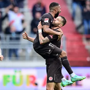Daniel-Kofi Kyereh und Guido Burgstaller (r.) pushen sich und St. Pauli in ungeahnte Höhen.