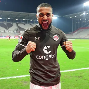 So jubelte Torschütze Daniel-Kofi Kyereh nach dem 1:0-Sieg St. Paulis im letzten Derby.