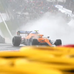 Lando Norris kommt mit seinem McLaren von der Piste ab.