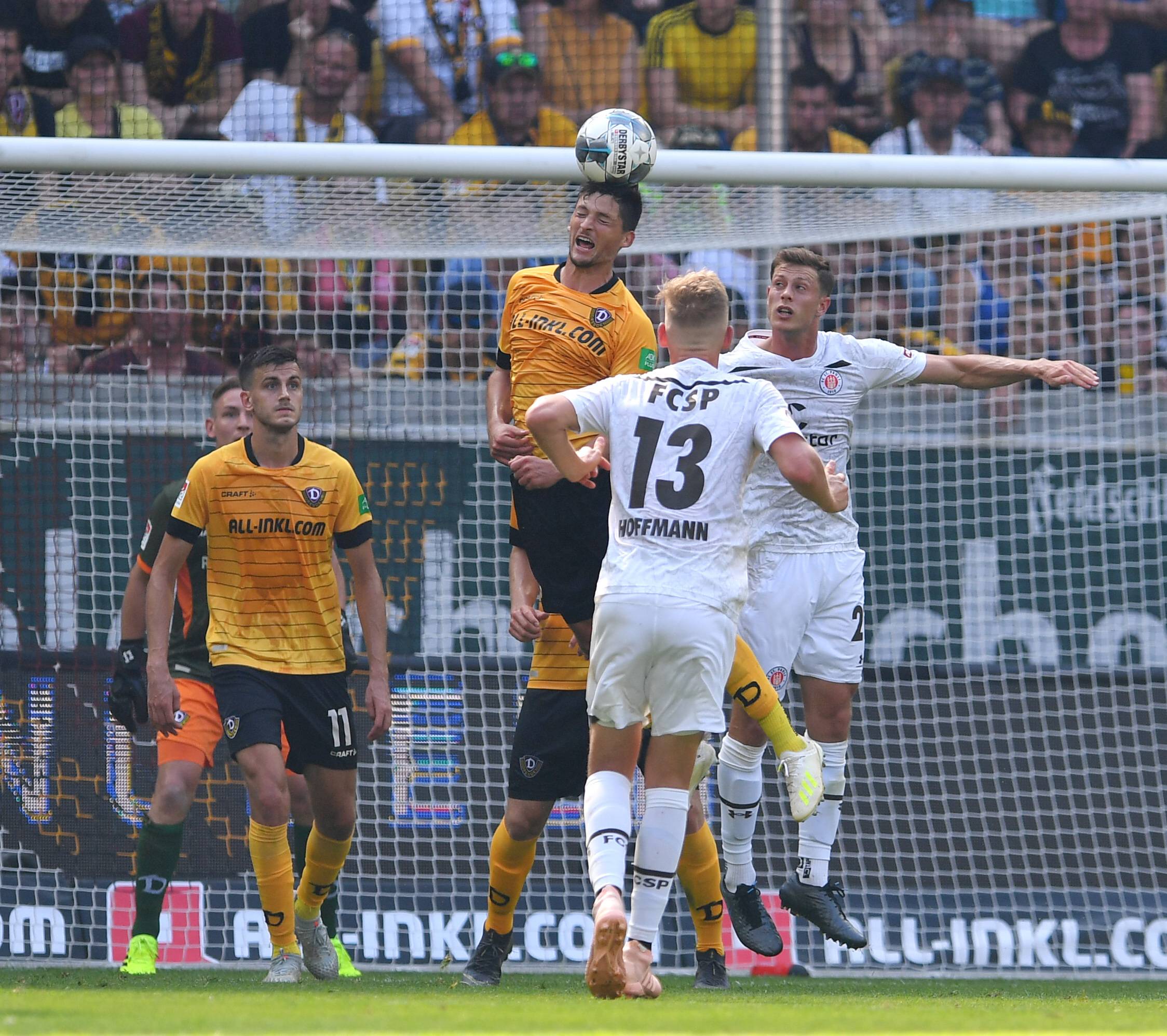 Im August 2019 spielte St. Pauli mit James Lawrence (r.) zuletzt in Dresden, damals gab es ein 3:3.