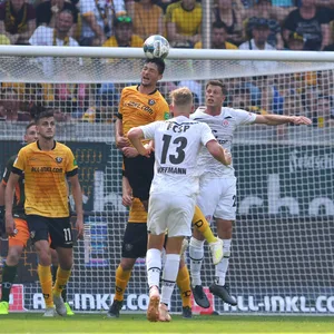 Im August 2019 spielte St. Pauli mit James Lawrence (r.) zuletzt in Dresden, damals gab es ein 3:3.