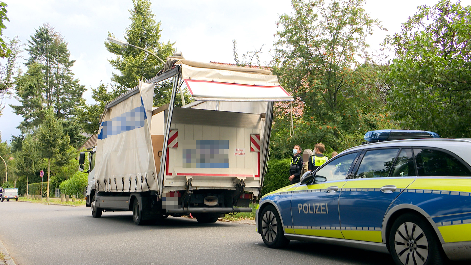 Ein Lkw ist am Montagmittag gegen eine Brücke in Blankenese gerammt.