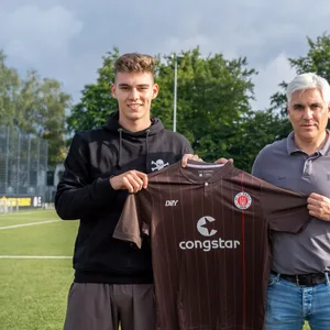 Innenverteidiger-Talent Marcel Beifus (l.) und Sportchef Andreas Bornemann am Montag an der Kollaustraße