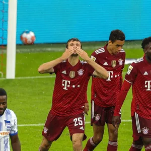 Thomas Müller schickt nach seinem 1:0 einen Gruß an Frau Lisa auf der Tribüne.