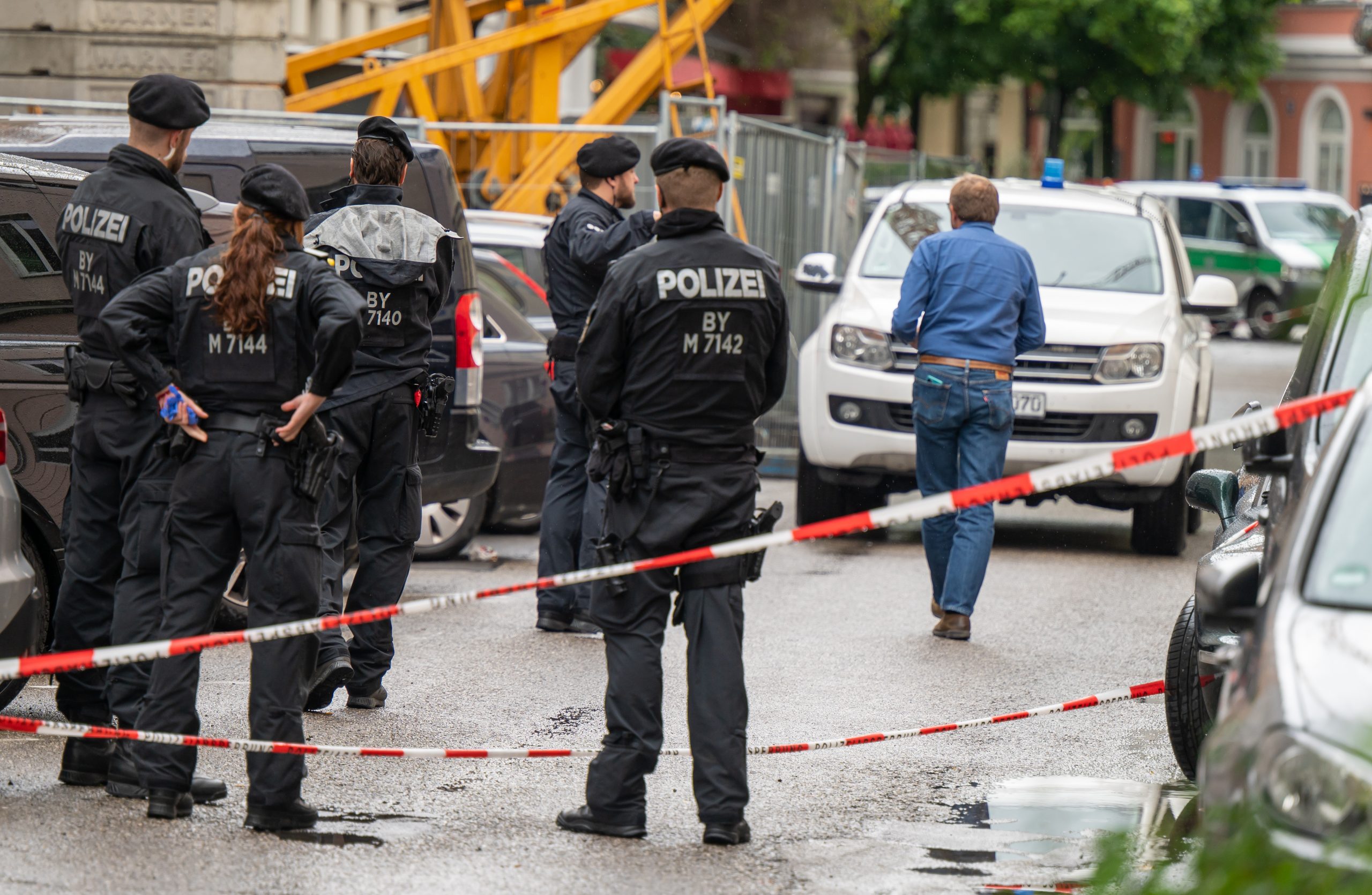 Polizisten stehen in der gesperrten Milchstraße im Münchener Stadtteil Haidhausen.