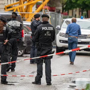 Polizisten stehen in der gesperrten Milchstraße im Münchener Stadtteil Haidhausen.