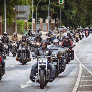 Mehrere tausend Teilnehmer:innen demonstrieren in Hamburg gegen drohende Fahrverbote für Motorräder.