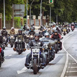 Mehrere tausend Teilnehmer:innen demonstrieren in Hamburg gegen drohende Fahrverbote für Motorräder.