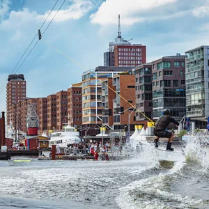 Ein Wakeboarder gleitet beim „Red Bull Wake Capital“ über das Wasser im Sandtorkai.