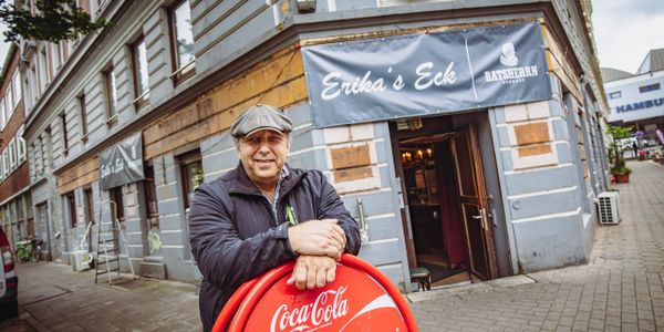 Inhaber steht vor Restaurant Erika's Eck