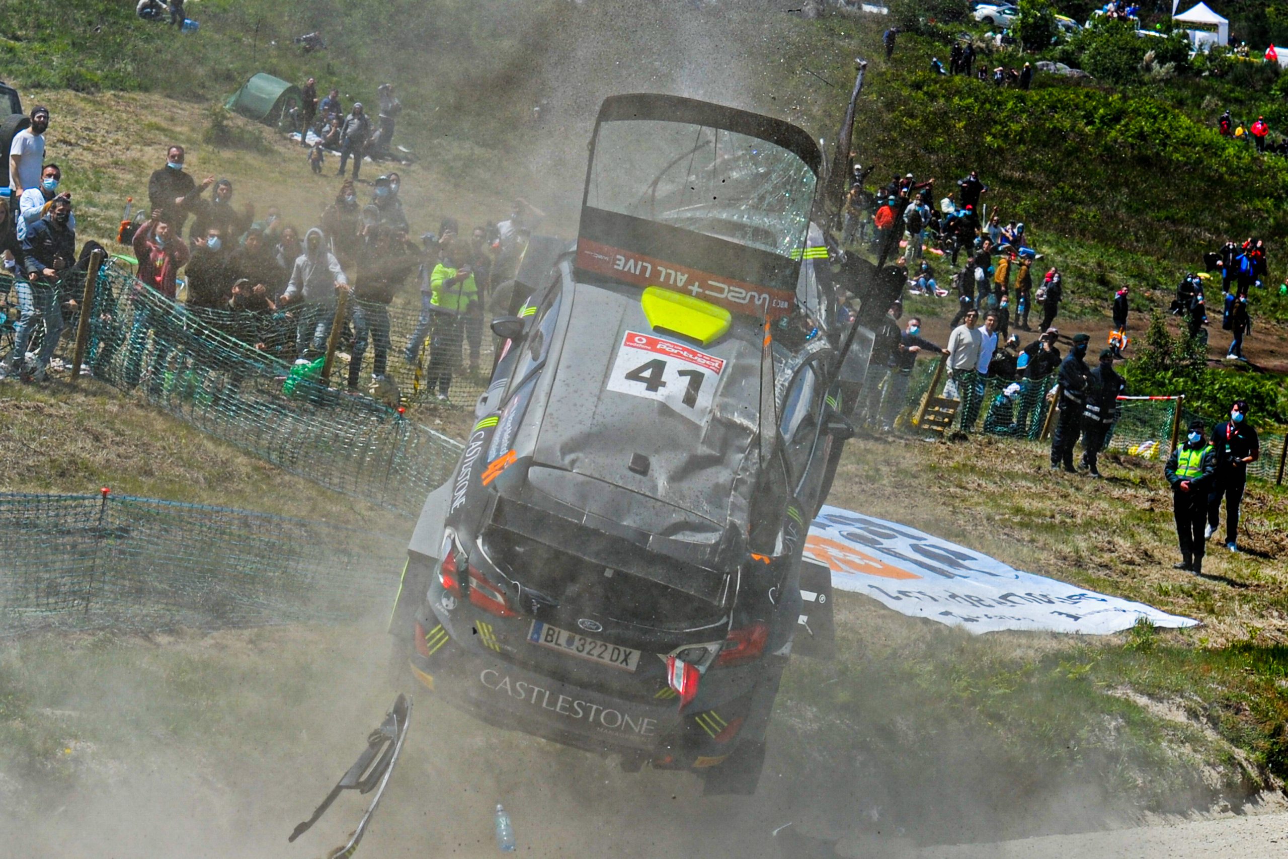 Im Rallyesport kommt es immer wieder zu gefährlichen Szenen: Hier hebt ein Ford während des WM-Laufs im Mai 2021 in Portugal ab.