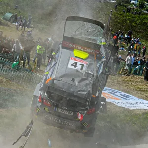 Im Rallyesport kommt es immer wieder zu gefährlichen Szenen: Hier hebt ein Ford während des WM-Laufs im Mai 2021 in Portugal ab.