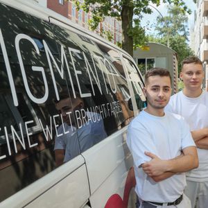 Daniele lapaglia, 22, und Nigel Rimek, 20 (v.li.) vom Malerbetrieb „Fa. Pigmento“ haben beim Lastenrad Angst vor Diebstahl.