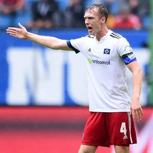 HSV-Kapitän Sebastian Schonlau gibt beim 1:1 gegen Dresden die Richtung vor.